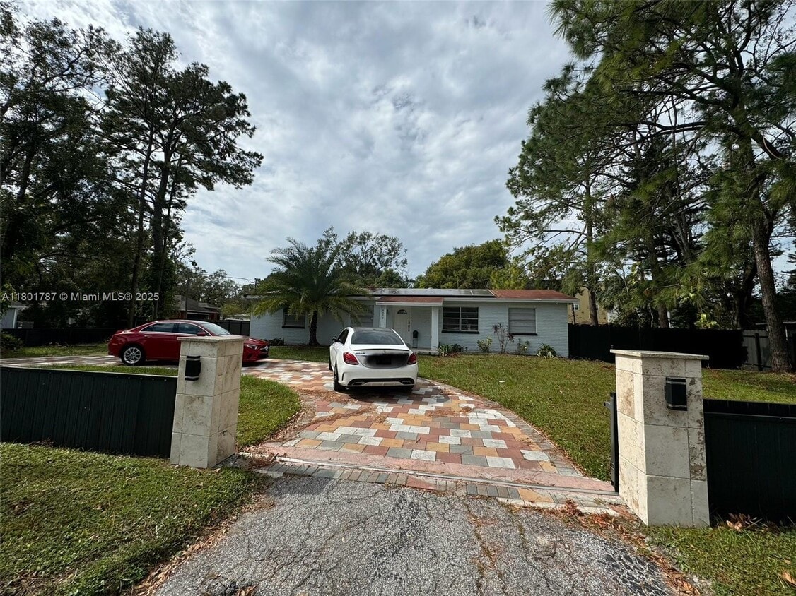 Primary Photo - 6504 N Packwood Ave