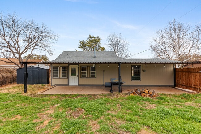 Building Photo - 400 N River Oaks Dr