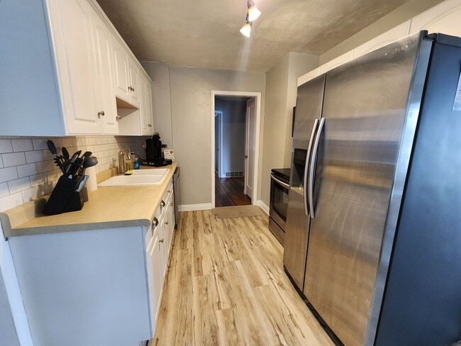 Building Photo - A Rental Home With MAD Curb Appeal!? YUP! 4 bd 2 bath Sugarhouse