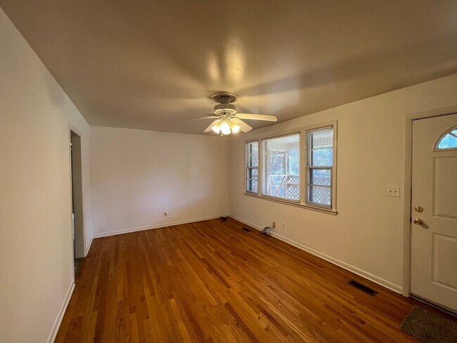 Building Photo - Lovely 3 Bedroom 1 Bath + Bonus & Screened...