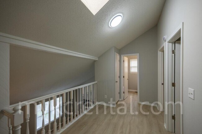 Foto del edificio - 6441 Hallet St
