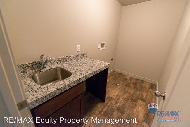 Building Photo - 3 br, 2.5 bath House - 14429 S Ferndale Way