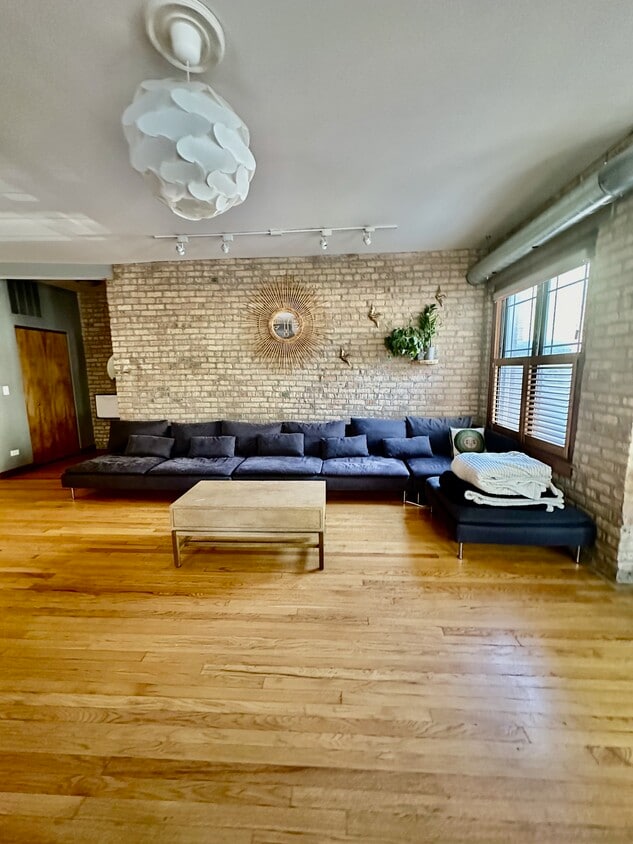 Primary Photo - 7017 N Greenview Ave