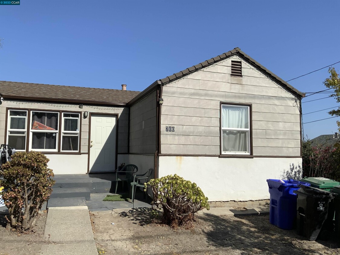 Primary Photo - 700 La Paloma Rd