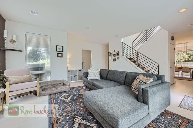 Foto del edificio - Spectacular 5-Bedroom Seattle Home in Pine...