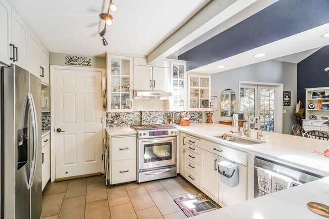 Building Photo - Tastefully Updated One Level Home with a B...