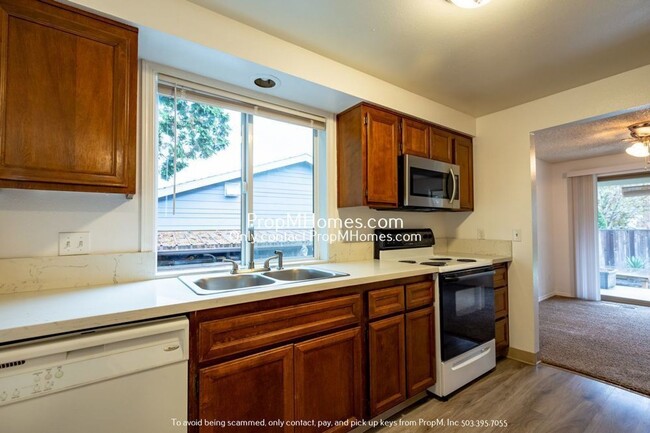 Building Photo - Charming Two-Bedroom Duplex in Aloha—Your ...