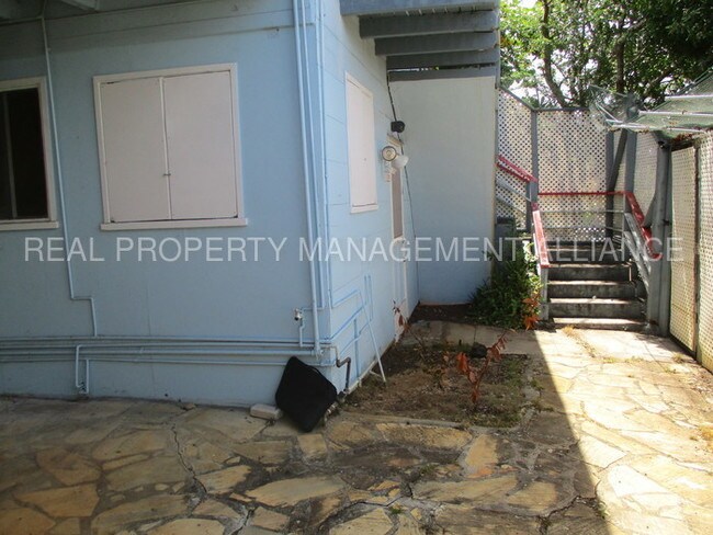 Building Photo - Cozy Manoa Studio