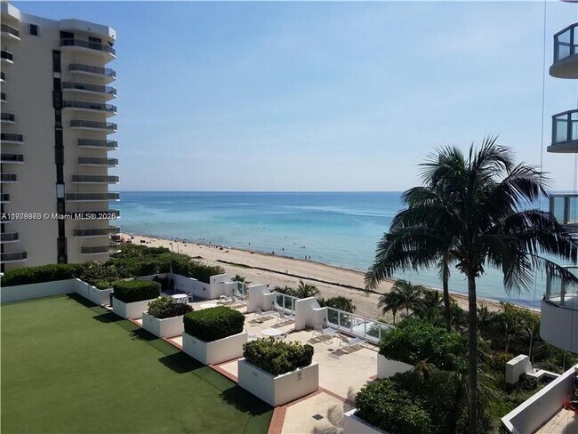 Foto del edificio - 6365 Collins Ave