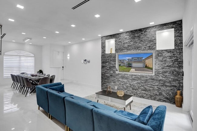 Building Photo - 3824 SW 49th Pl