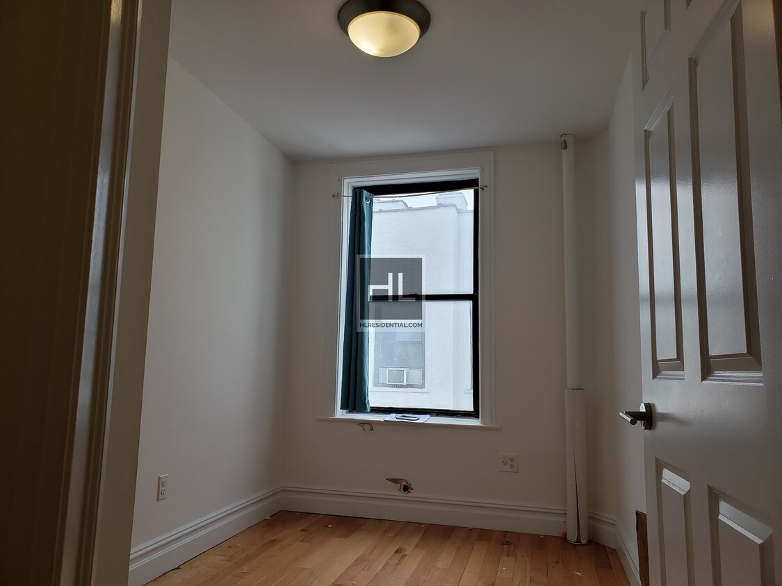 Foto del edificio - No Fee Two Bedrooms in Astoria, NY