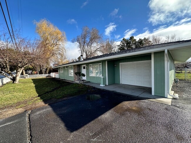 Building Photo - 3 Bedroom 2 Bath Home in Suburbs