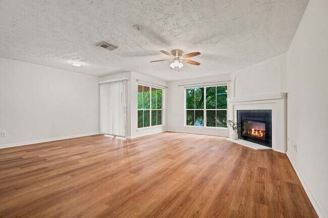 Foto del edificio - 8051 Bay Branch Dr