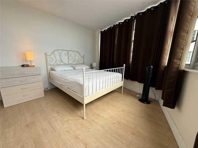 Building Photo - 999 Brickell Bay Dr