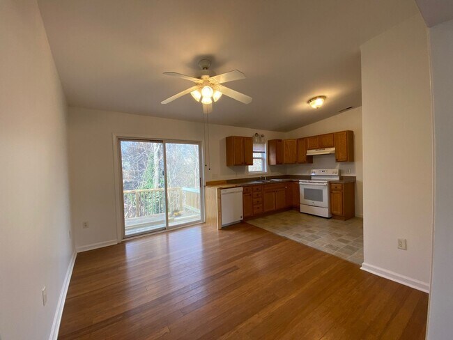 Foto del edificio - West Asheville - Recently Renovated 3-Bedroom home with large yard