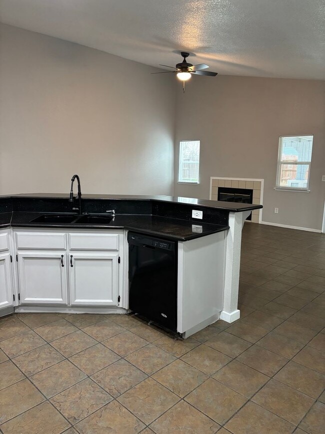 Building Photo - 3 B/D 2 BA HOME WITH AN OFFICE IN YUBA CITY AVAILABLE NOW!