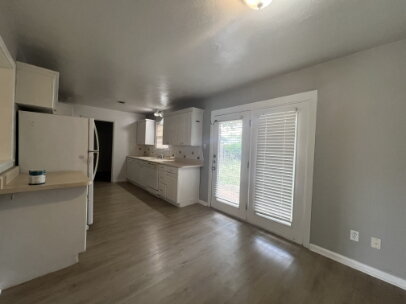 Foto del edificio - "Charming 3-Bed, 2-Bath Haven on 68th Street, Lubbock - Perfectly Cozy at 1088 Sq Ft!"