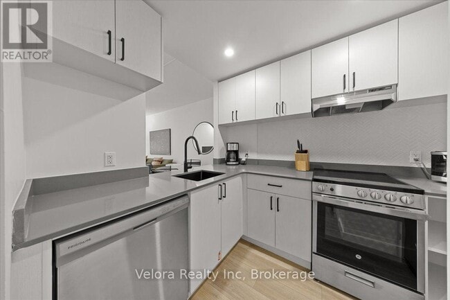 Building Photo - 161 Laurier Ave W