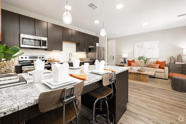 1BR, 1BA - 823SF - Kitchen - FalconView