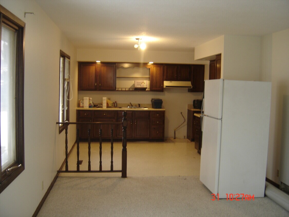 Building Photo - Rent: $1650, Cute 3 Bedroom Home