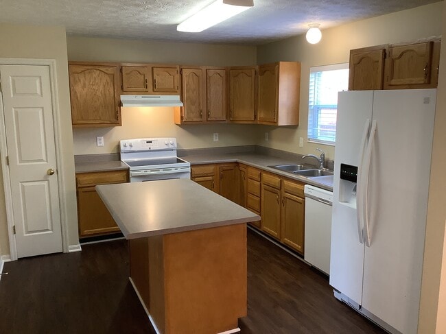 Foto del edificio - 557 Whispering Pines Pl