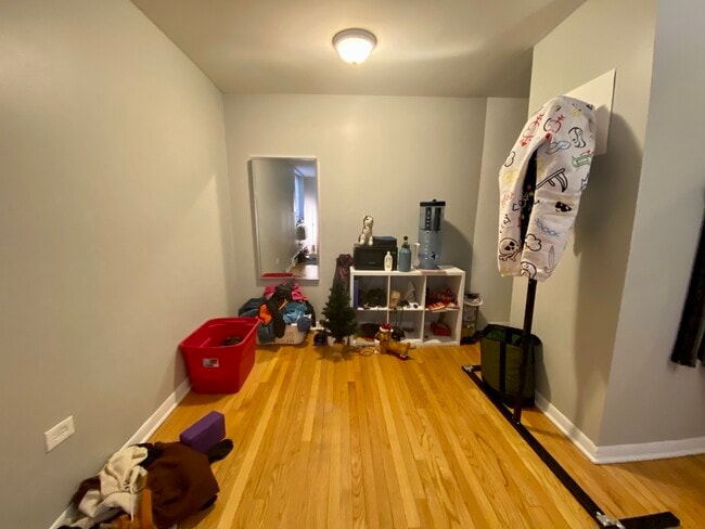 Building Photo - 541 W Oakdale Ave