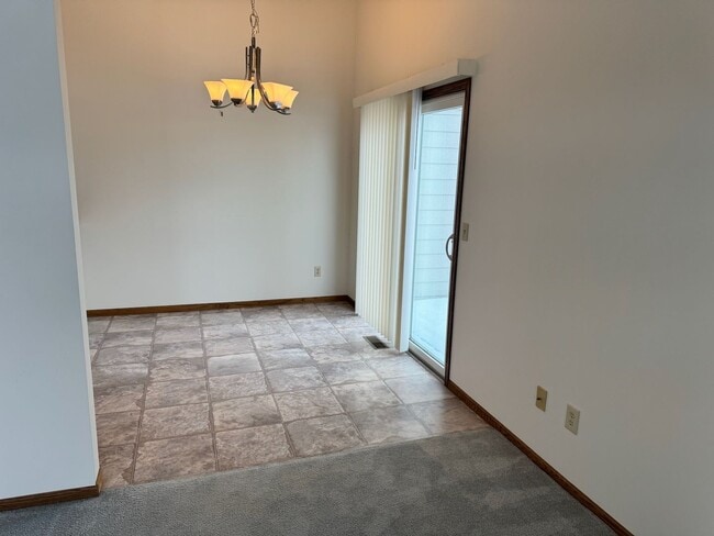 Building Photo - Beautiful 3 bedroom townhome in Maplewood.
