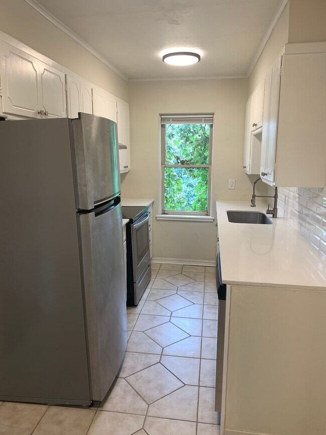 Foto del edificio - One Bedroom in Jefferson Park