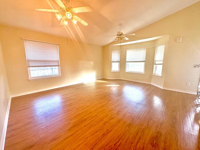 Foto del edificio - 6879 Cedar Ridge Cir