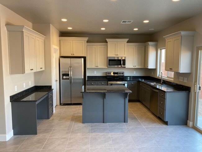 Building Photo - Newer- Red Mountain Vista Town Home,