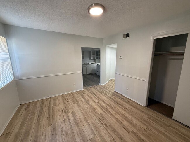 Foto del edificio - 8136 Troost Ave