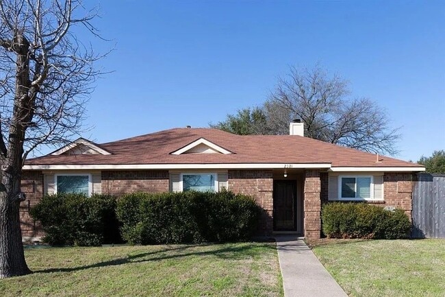 Building Photo - 2321 Shadyoaks Ln