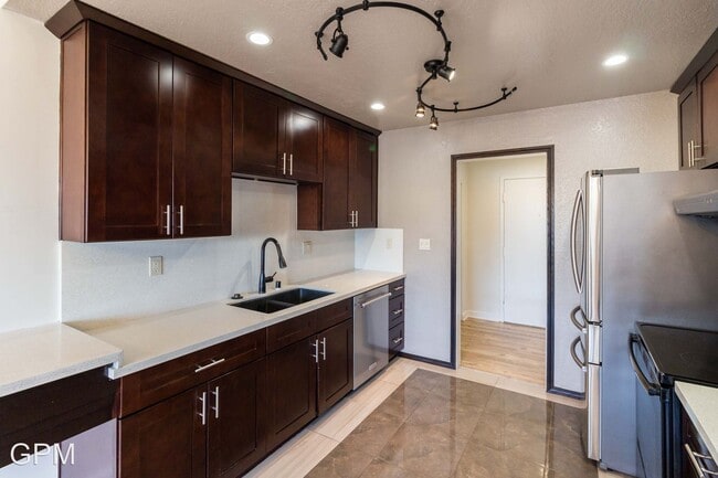 Building Photo - 1 br, 1.5 bath House - 320 E Stocker St  #317