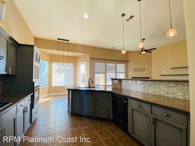 Building Photo - 4 br, 2 bath House - 6111 W. Menlo Ave.