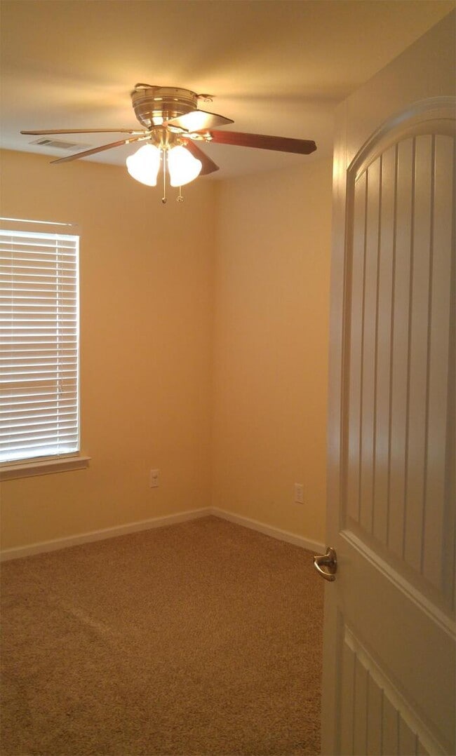 Building Photo - 34 Twin Oaks Pl