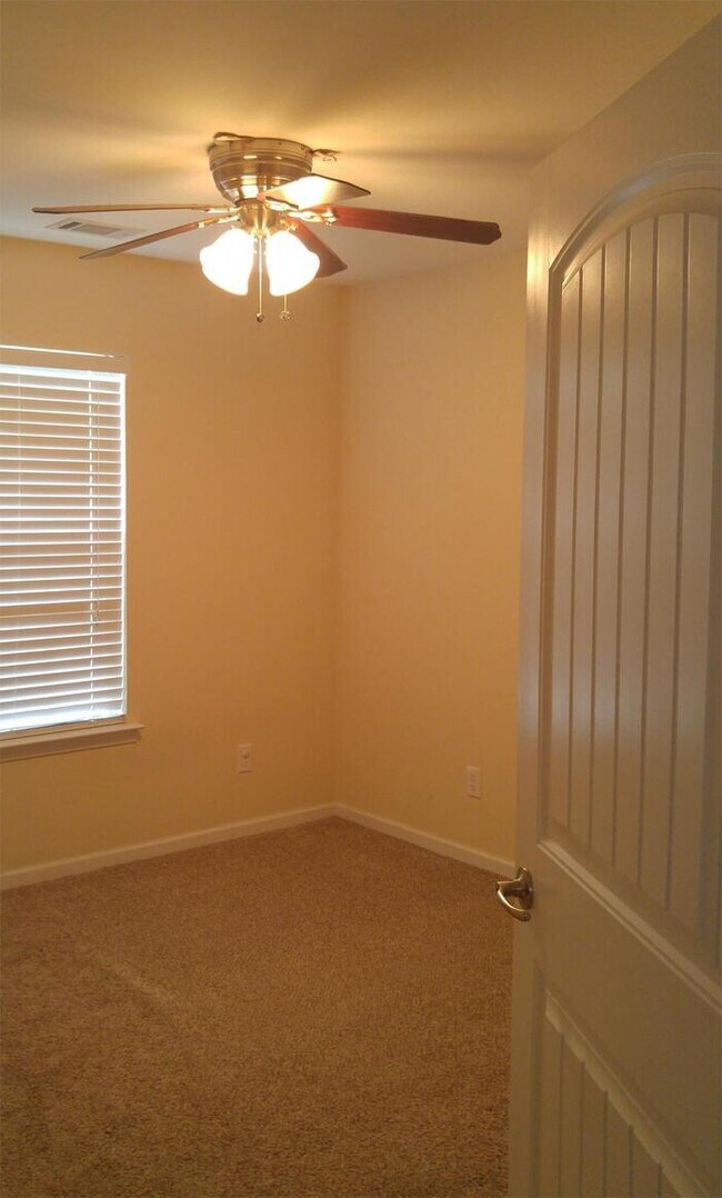 Foto del edificio - 34 Twin Oaks Pl