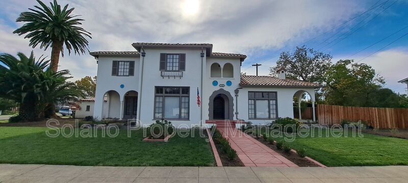 Foto principal - 290 E B St