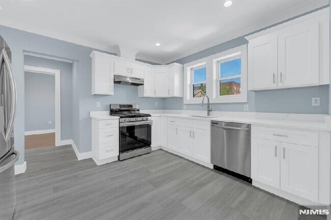 Foto del edificio - Renovated Modern 2 Bedroom -  No Fee