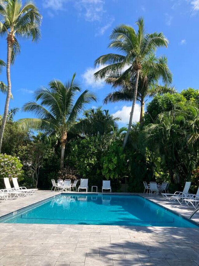Building Photo - 1 level Old town home w/heated pool, parki...