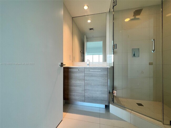 Foto del edificio - 650 NE 32nd St