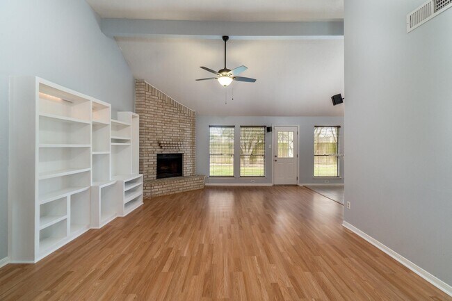 Foto del edificio - 15658 Pebble Lake Dr