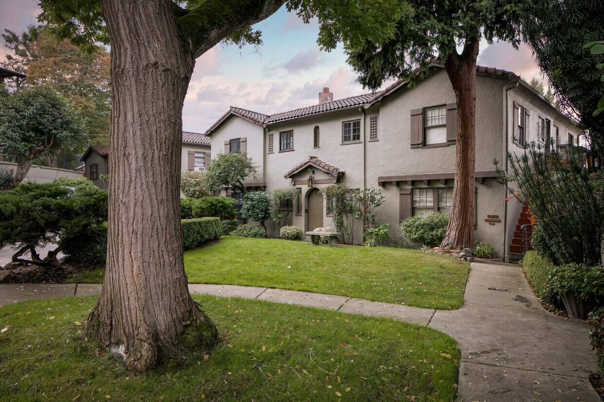 1029 Summit Ave E Unit 12, Seattle, WA 98102 Apartments in Seattle