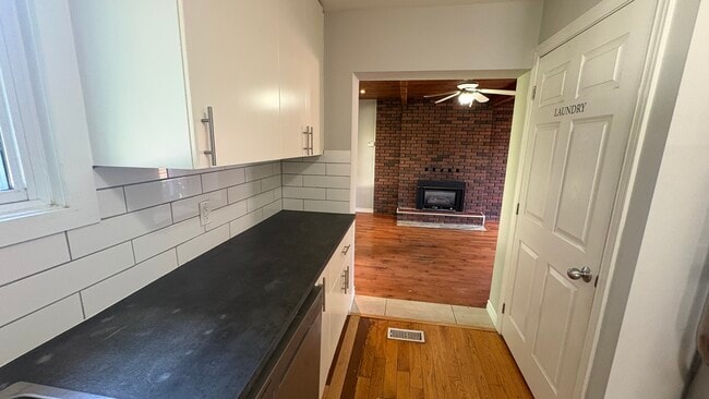 Building Photo - Spacious Main Floor 3 bedroom Steps From Mountain Brow