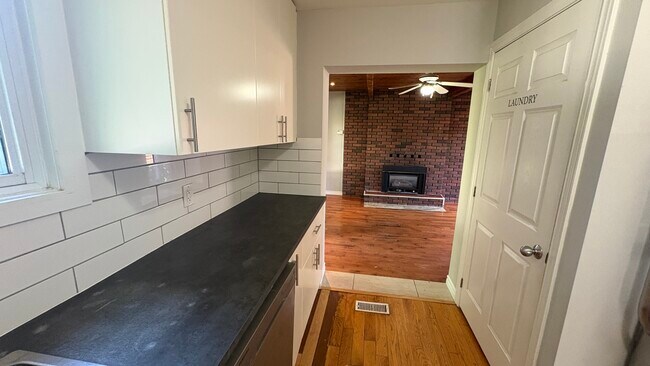 Photo du bâtiment - Spacious Main Floor 3 bedroom Steps From Mountain Brow