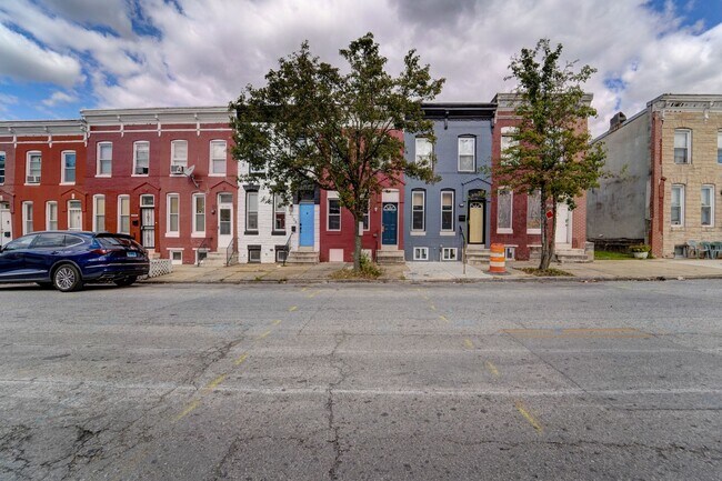 Foto del edificio - Beautifully Updated Townhome in Prime Loca...