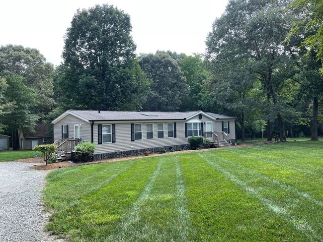 Foto del edificio - Updated Three Bedroom Two Bath Double Wide in Iron Station