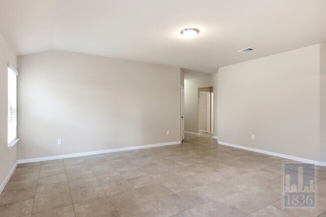 Building Photo - 821 Schefer St