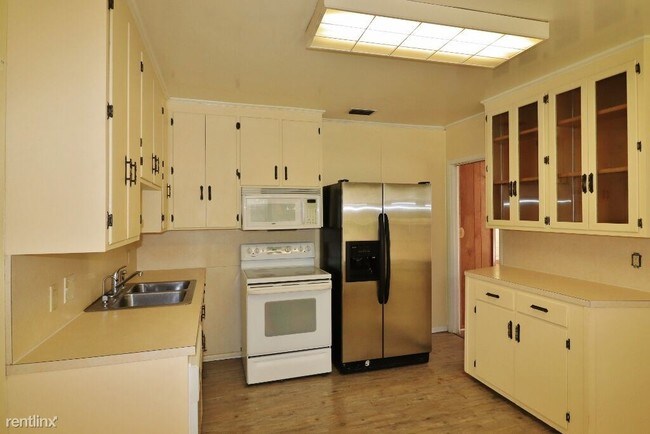 Foto del edificio - 2 br, 1 bath House - 9910 Campus Ave