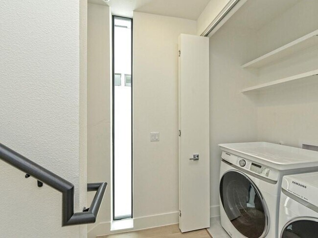 Foto del edificio - 3406 E 17th St