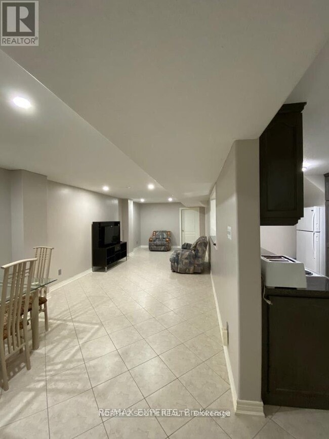 Building Photo - 12 Villandry Crescent